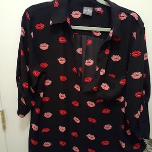 Soho New York & co black shirt w/lip prints sz XL